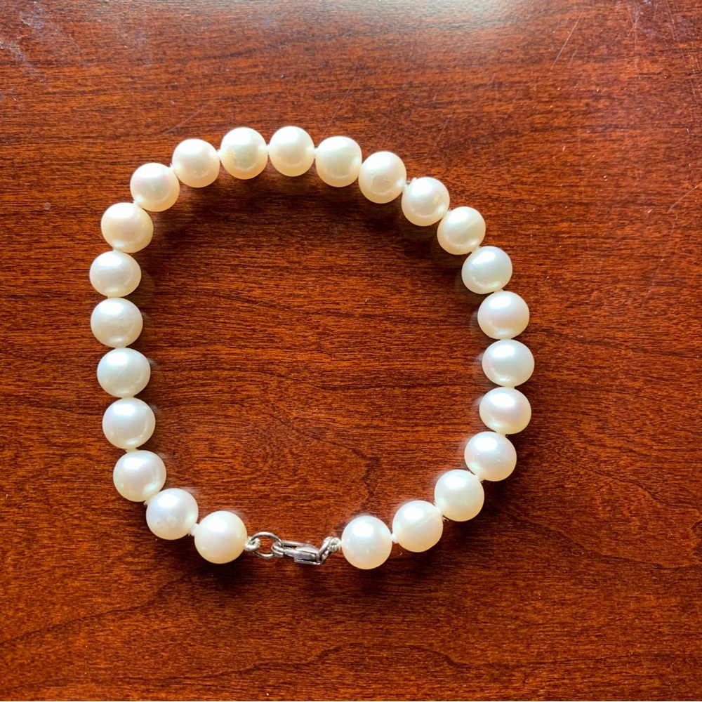 Pearl Bracelet with Clasp - Picture 2 of 8